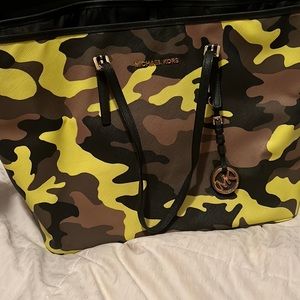 Limited Edition Michael Kors Jet Set Travel Medium
Tote Acid Lemon Camouflage